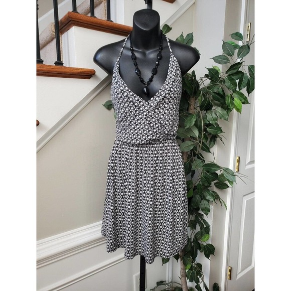 BCBGeneration White & Black Printed Surplice Halter V-Neck Knee Length Dress XS - Picture 13 of 13